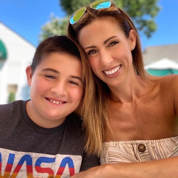 Meet your Posher, Melissa - Picture 1 of 6